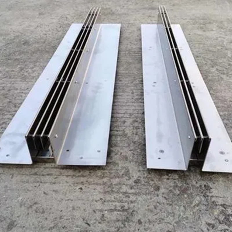 Kaldırımlarda doğrusal drenaj kanalları kullanılıyor