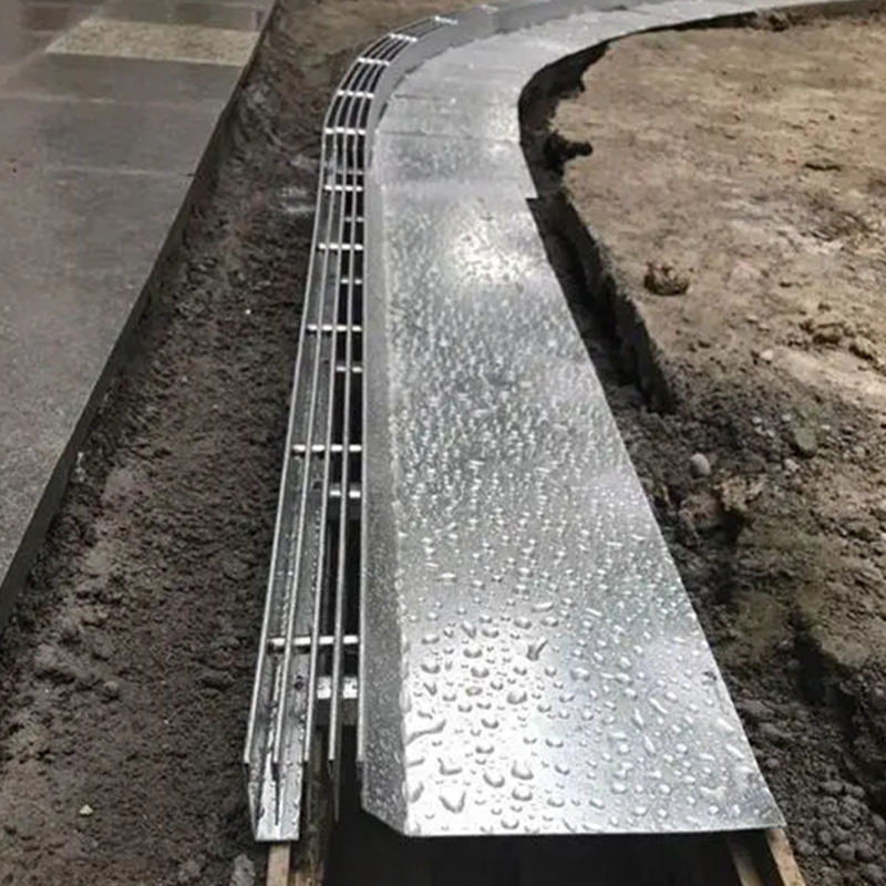 Dar genişlikli Lineer drenaj kanalı, yaya alanları için geniş genişlikli Lineer drenaj kanalıyla nasıl karşılaştırılır?